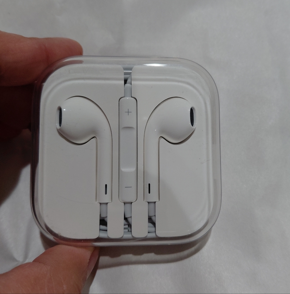 Apple White Earbud Headphones